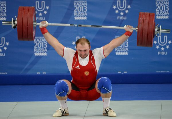 Александр Иванов (Россия) во время соревнований по тяжелой атлетике среди мужчин