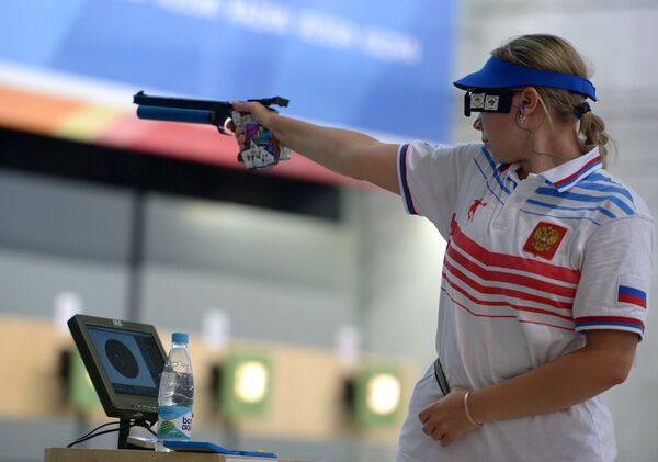 Любовь Яскевич (Россия) во время финальных соревнований по пулевой стрельбе из пневматического пистолета