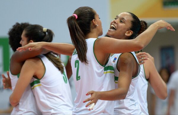 Игроки сборной Бразилии радуются победе в четвертьфинальном матче женского турнира по волейболу между сборными командами Бразилии и Японии