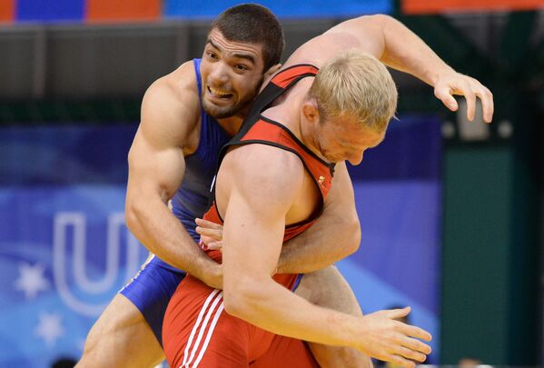 Российский спортсмен Абдусалам Гадисов (слева) и Павло Олиник (Украина)