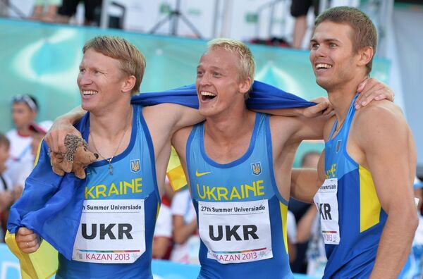 оманда сборной Украины радуется победе в финальном забеге эстафеты 4х100 м