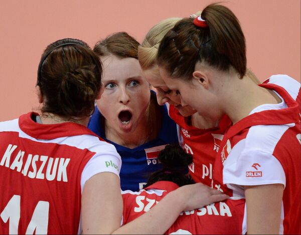Игроки сборной Польши в четвертьфинальном матче женского турнира по волейболу