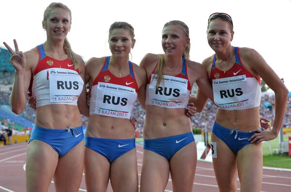 Сборная России после победы в финальном забеге эстафеты 4х400 м во время соревнований среди женщин