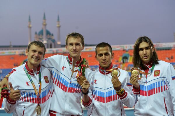 Российские спортсмены, завоевавшие золотые медали в эстафете 4х400 м среди мужчин в соревнованиях по легкой атлетике