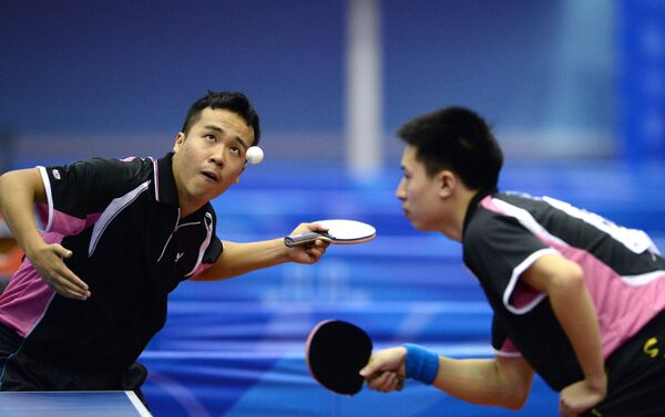 Китайцы Шанг Кун (слева) и Фанг Бо в финальном матче в парном разряде командного мужского турнира