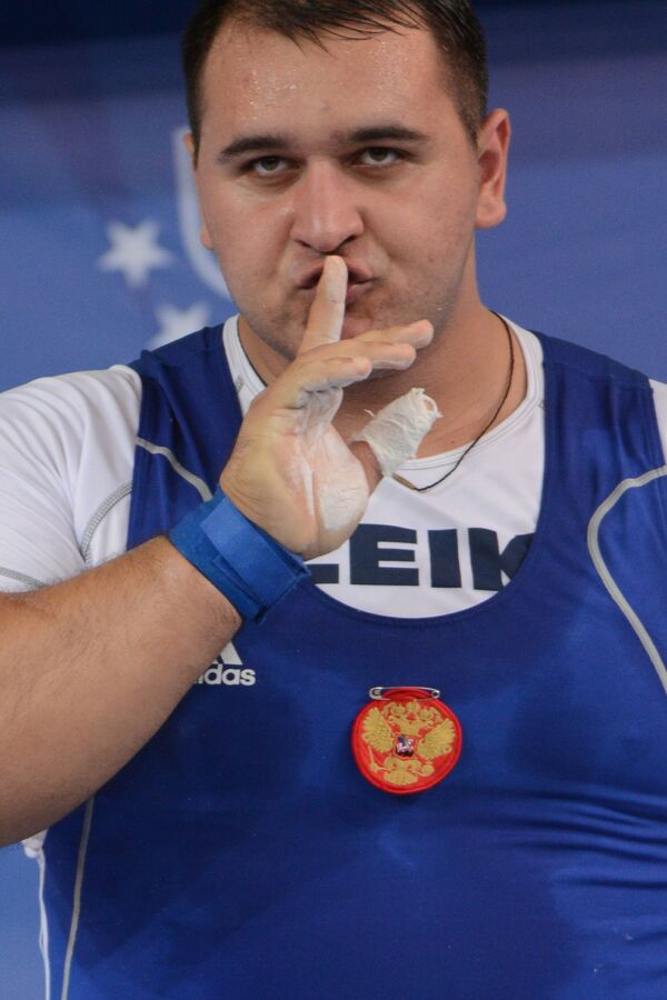 Руслан Албегов (Россия) во время соревнований по тяжелой атлетике среди мужчин