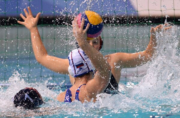 Игровой момент матча по водному поло между студенческими командами России и США
