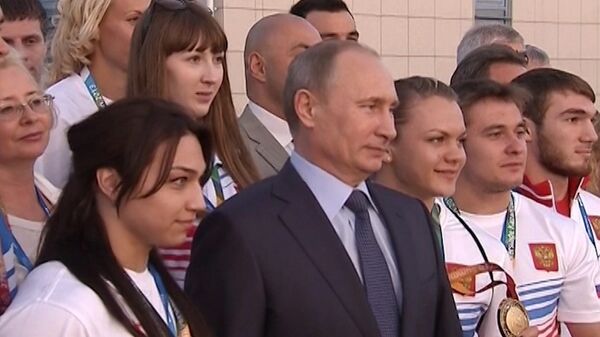 Путину показали криосауну для спортсменов и подарили вымпел на Универсиаде