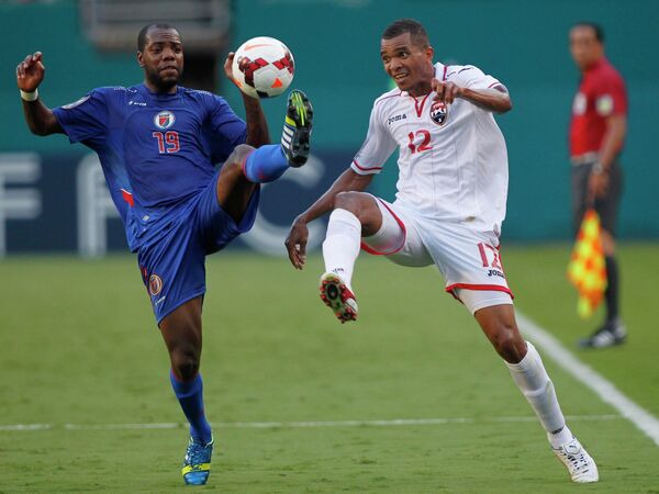 Игровой момент матча Гаити - Тринидада и Тобаго