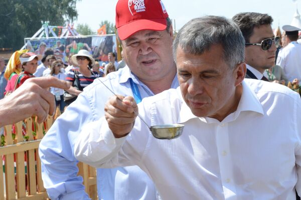 Президент Республики Татарстан Рустам Минниханов (справа) на национальном татарском празднике Сабантуй в Кукморе.