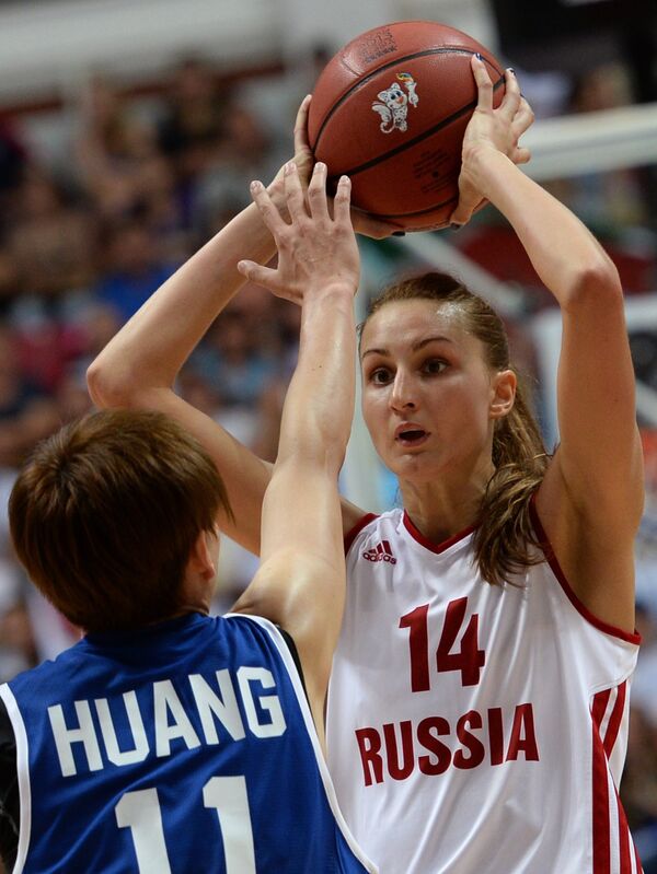 Игрвоой момент матча по баскетболу между сборными командами России и Китайского Тайбэя