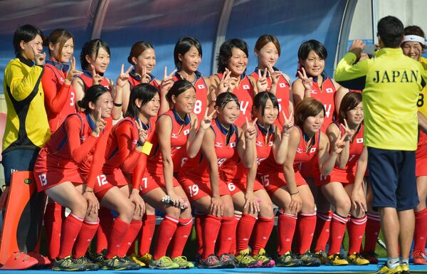 Игроки сборной Японии после окончания матча за бронзовые медали женского турнира по хоккею на траве