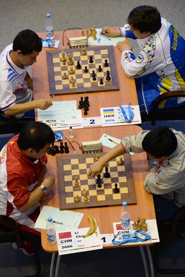 Спортсмены во время матча седьмого тура шахматного турнира