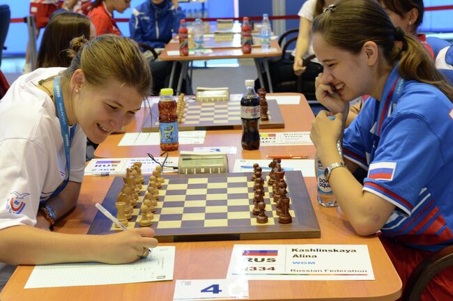 Российские шахматистки Анастасия Савина (слева) и Анна Кашлинская