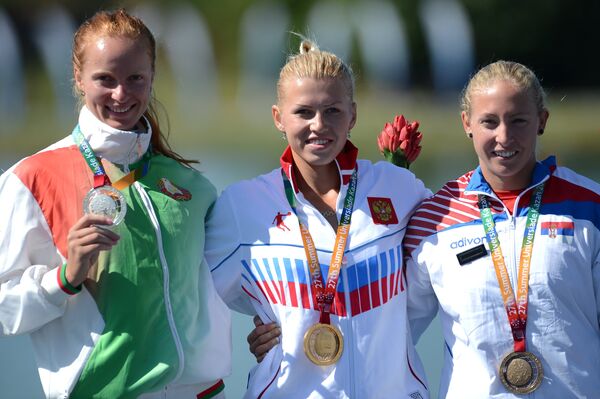 Маргарита Тышкевич (Белоруссия) - серебряная медаль, Наталья Подольская (Россия) - золотая медаль, Николина Молдован (Сербия) - бронзовая медаль (слева направо)
