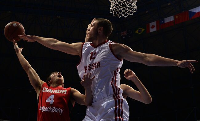 Игровой момент матча по баскетболу между сборными командами России и Канады