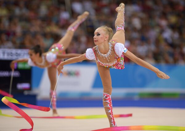 Спортсменки сборной России спортсменки выполняют упражнения с мячами и лентами