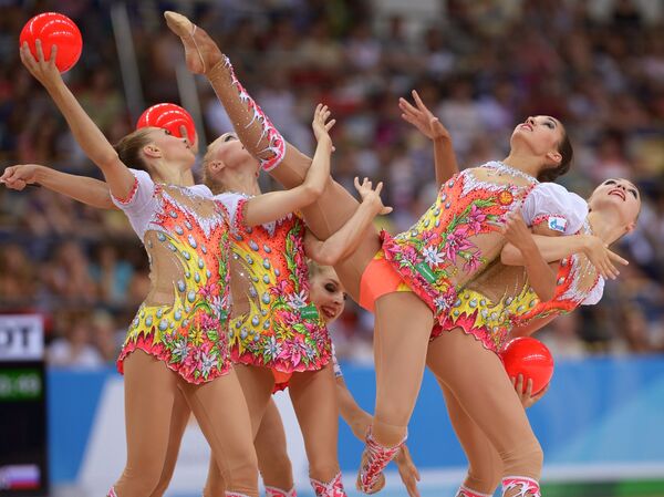 Спортсменки сборной России спортсменки выполняют упражнения с мячами и лентами