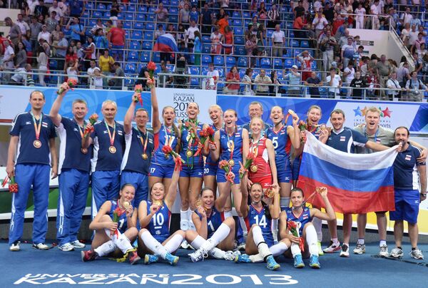 Игроки сборной России, завоевавшие золотые медали, на церемонии награждения