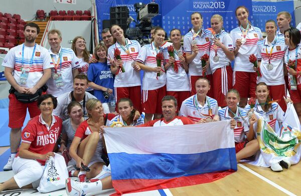 Команда сборной России, завоевавшая серебряные медали женского турнира по баскетболу