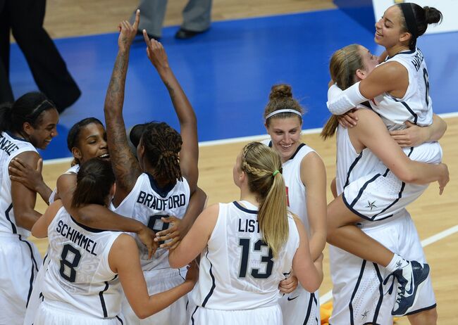 Игроки сборной США радуются победе в финальном матче женского турнира по баскетболу