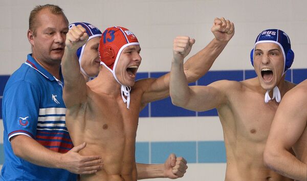 Игроки сборной России радуются победе в полуфинальном матче мужского турнира по водному поло