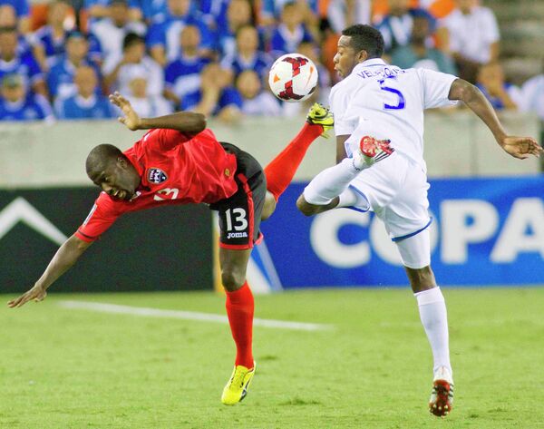 Игровой момент матча Тринидад и Тобаго - Гондурас