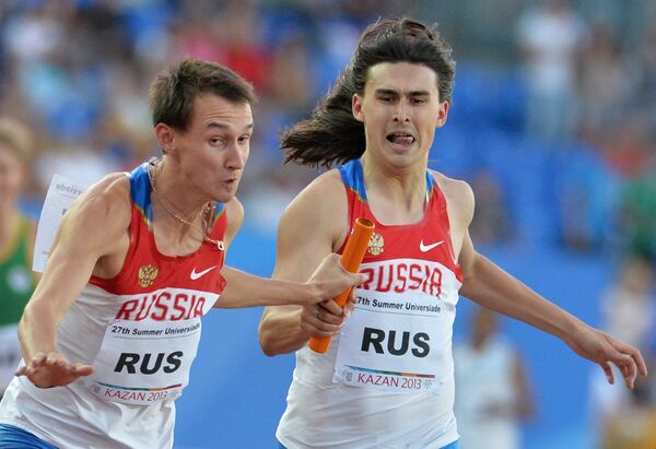 Российские спортсмены Владимир Краснов и Радэль Кашефразов (слева направо) в финальном забеге эстафеты 4х400 м