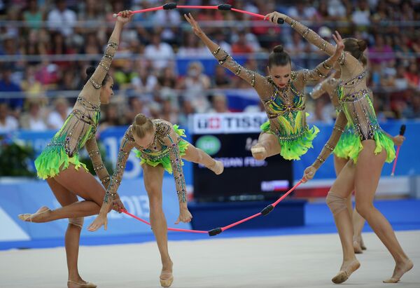 Российские спортсменки выполняют групповые упражнения с булавами