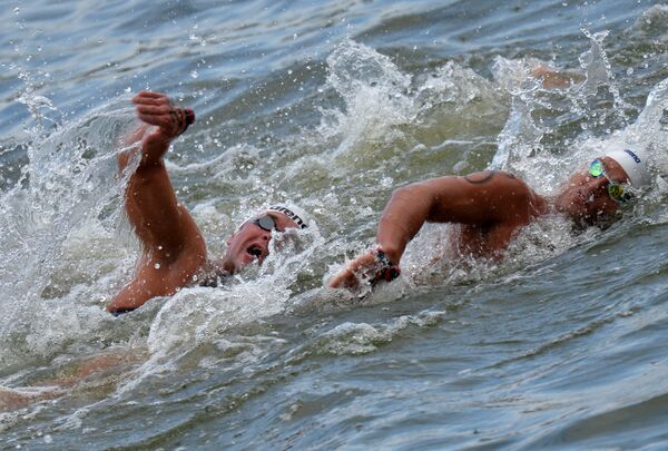 Спортсмены на дистанции 10 км на открытой воде