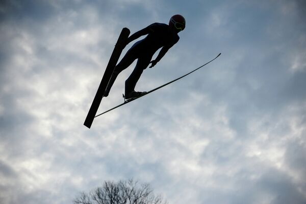 Спортсмен по прыжкам на лыжах с трамплина
