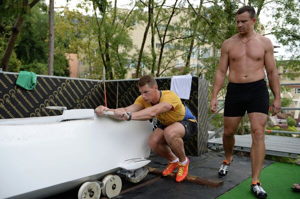 Петр Моисеев и Дмитрий Степушкин (слева направо) во время тренировки мужской сборной России по бобслею