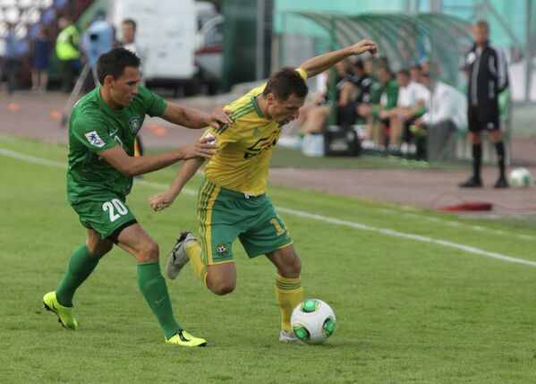 Игрок команды Томь Живко Миланов (слева) и игрок команды Кубань Георге Букур