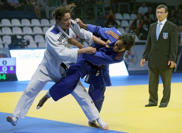 Израильская спортсменка Ярден Герби (слева) в поединке против нидерландской спортсменки Аники ван Эмден