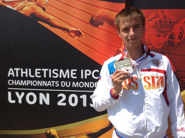 Андрей Вдовин с золотой медалью за победу в IPC  чемпионате мира по легкой атлетике в беге на 100 метров в классе Т37