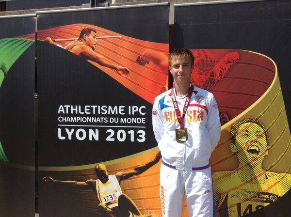 Андрей Вдовин с золотой медалью за победу в IPC чемпионате мира по легкой атлетике в беге на 100 метров в классе Т37