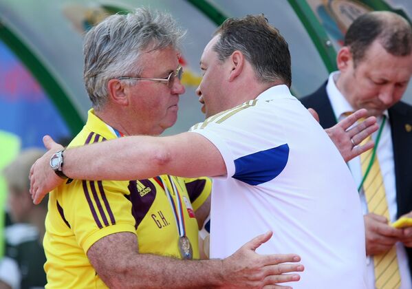 Главный тренер Анжи Гус Хиддинк (слева) и главный тренер ЦСКА Леонид Слуцкий