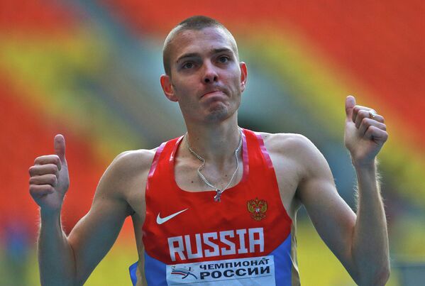 Спортсмен Валентин Смирнов в финальном забеге на 1500 м среди мужчин