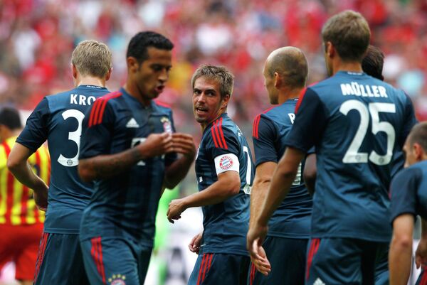 Футболисты ФК Бавария поздравляют Филиппа Лама (в центре)