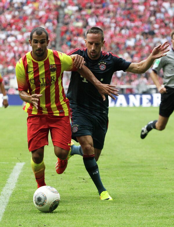 Игрок ФК Барселона Мартин Монтойя (слева) и игрок ФК Бавария Франк Рибери