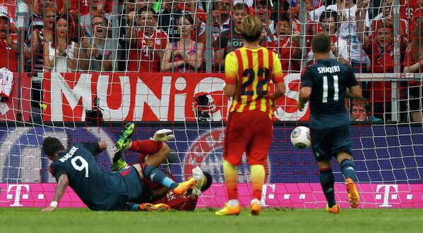 Игрок ФК Бавария Марио Манджукич (слева) забивает гол в ворота голкипера ФК Барселона Ойера Олазабаля