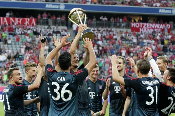 Игроки ФК Бавария с трофеем за победу в Кубке Ули Хёнесса