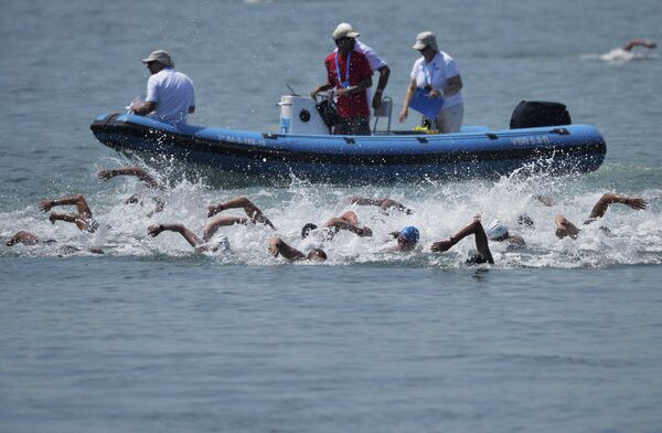 Спортсмены на дистанции 10 км на открытой воде