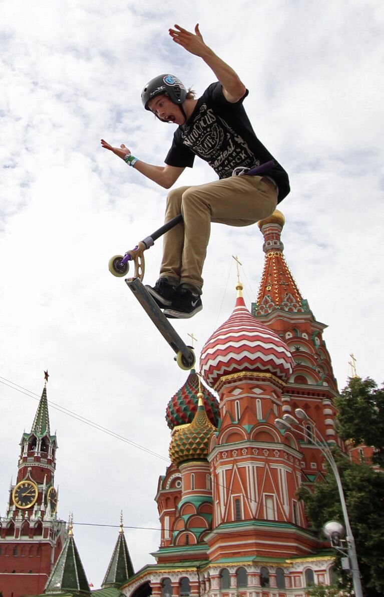 Выступление участника фристайл-команды Nitro Circus на Васильевском спуске во время шоу Moscow City Racing.