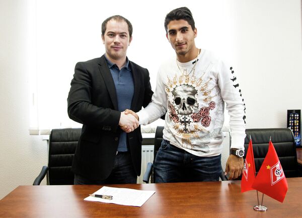 Араз Озбилиз (справа) во время подписания контракта с ФК Спартак и Роман Асхабадзе (слева)