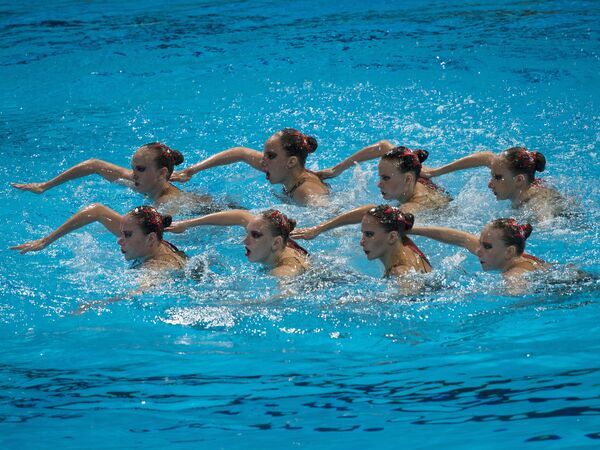 Спортсменки сборной России, завоевавшие золотые медали, во время выступления в произвольной программе финальных командных соревнований по синхронному плаванию