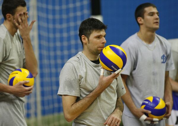 Волейболист Роман Яковлев (в центре)