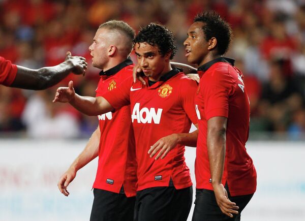 Футболисты Манчестер Юнайтед (Клеверли, Фабио, Андерсон) радуются забитому мячу в ворота гонконгского Китчи