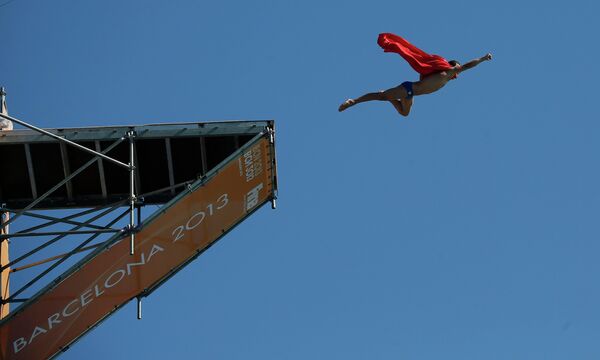 Чешский прыгун в воду с 27-метровой вышки Михал Навратил во время финальных соревнований на чемпионате мира в Барселоне