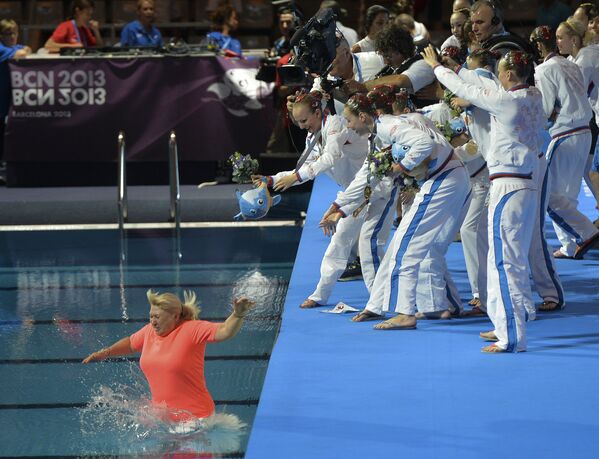 Команда России по синхронному плаванию бросает в бассейн главного тренера сборной Татьяну Покровскую